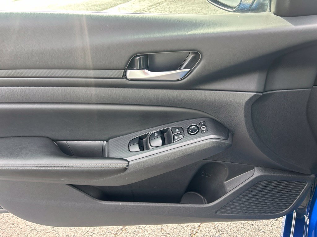 Used 2025 Nissan Altima 2.5 SV FWD image 14
