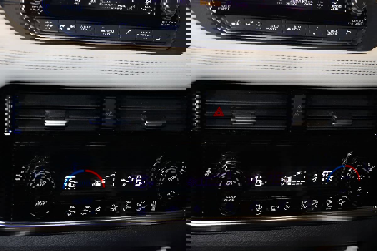 Used 2023 Nissan Rogue SL image 39