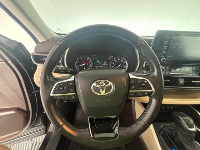 Used 2021 Toyota Highlander XLE AWD/4WD image 3