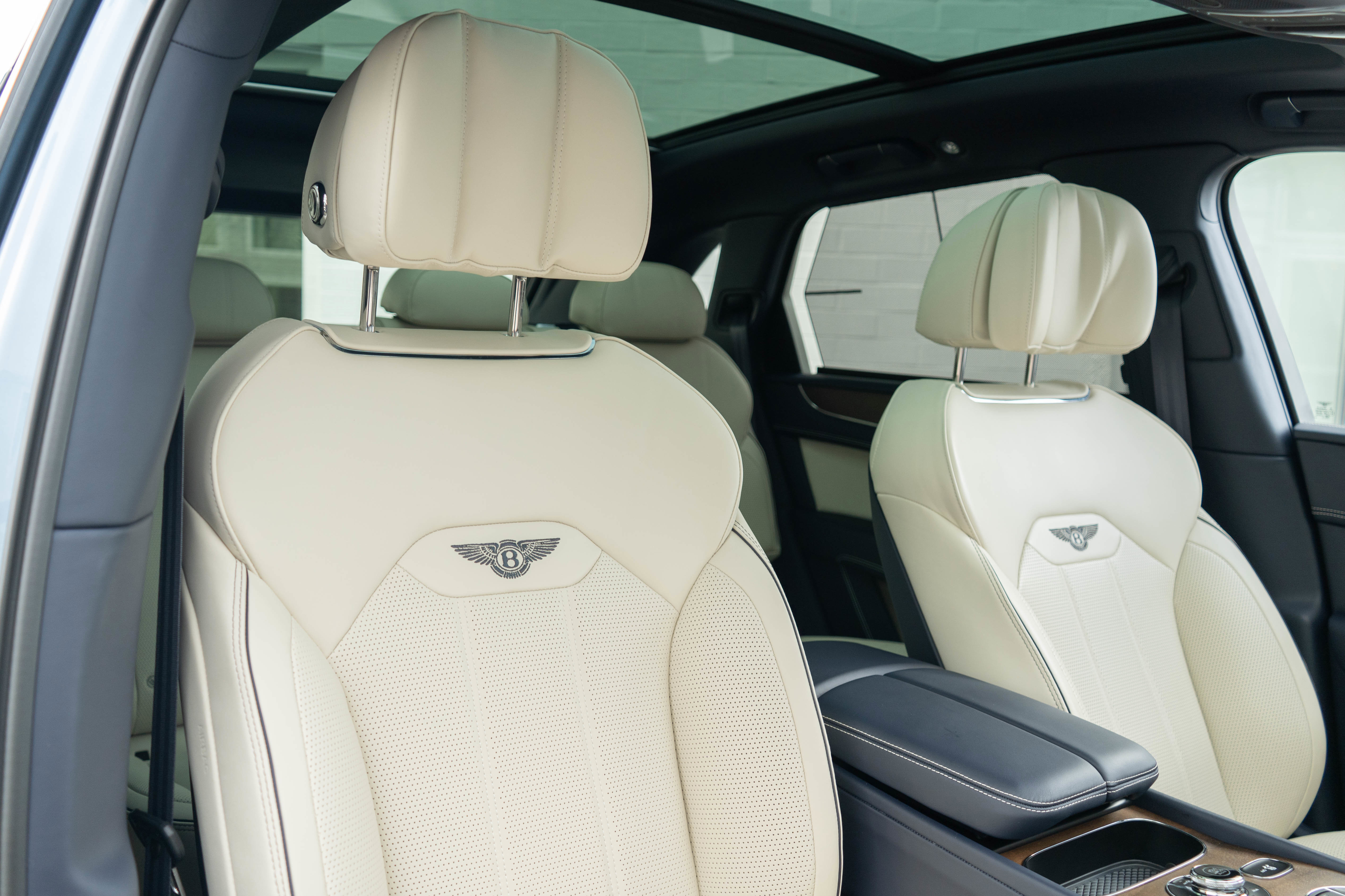 Used 2023 Bentley Bentayga image 32