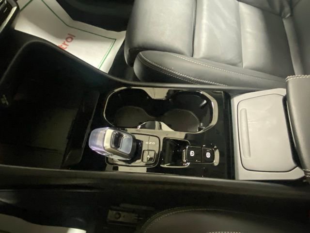 Used 2025 Volvo XC40 B5 Plus image 27