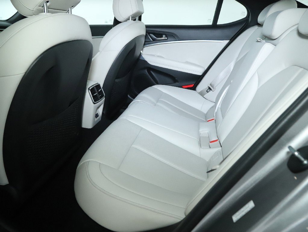 Used 2024 Genesis G70 2.5T image 14