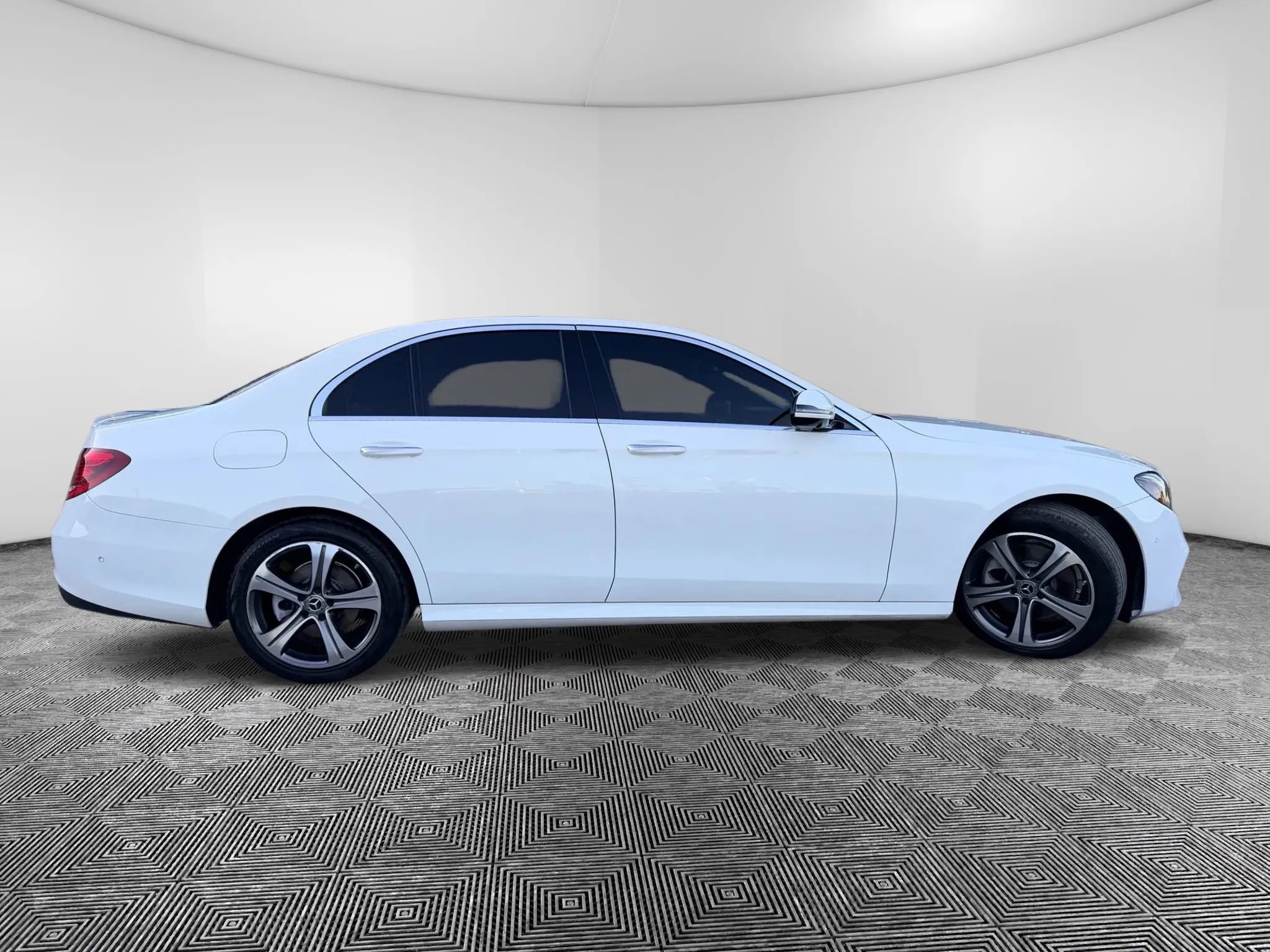 Used 2019 Mercedes-Benz E 300 image 5