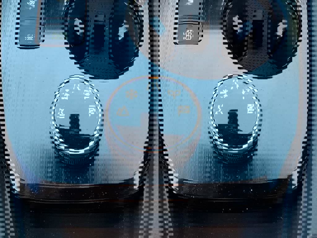 Used 2025 Nissan Rogue S image 25