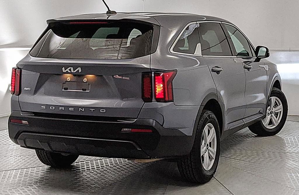 Used 2022 Kia Sorento LX AWD/4WD image 3