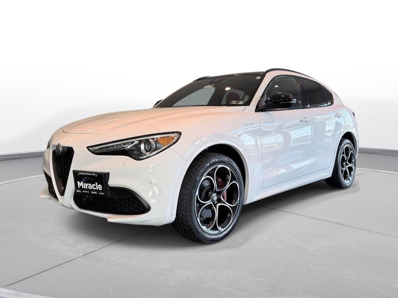 Used 2023 Alfa Romeo Stelvio Veloce AWD/4WD image 3