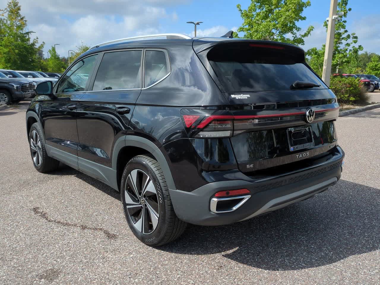 Used 2025 Volkswagen Taos SE AWD/4WD image 4
