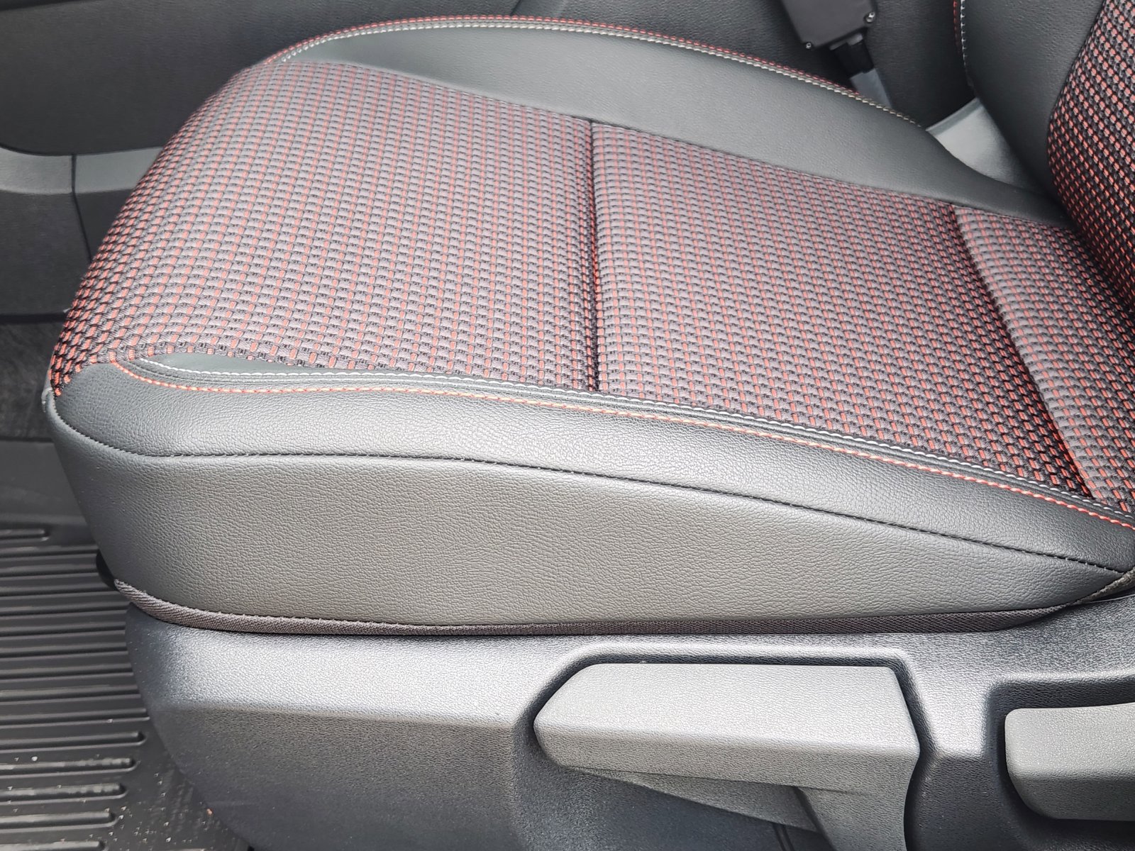 New 2026 Nissan Kicks SR w/ Cold Weather Package FWD image 22