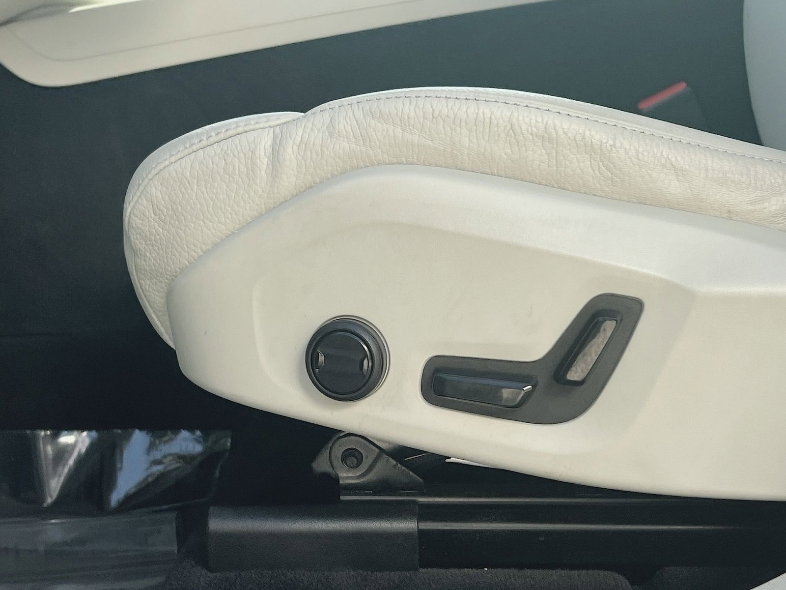 Certified 2023 Volvo XC60 B5 Plus w/ Climate Package image 14