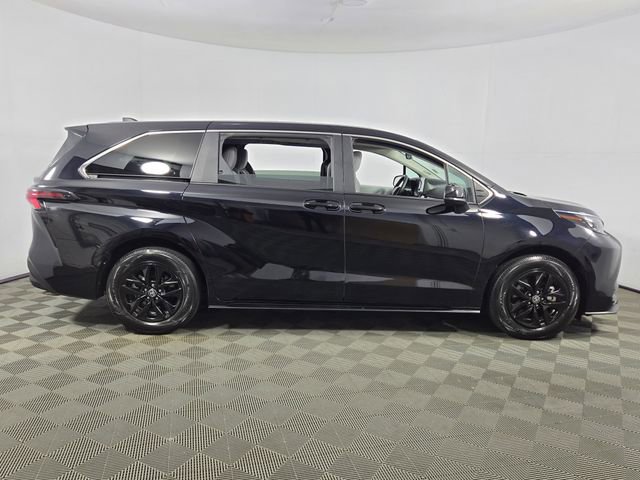 Used 2025 Toyota Sienna LE image 30