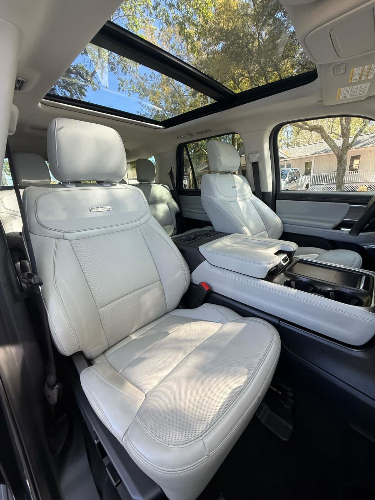 Used 2025 Ford Expedition Platinum image 11