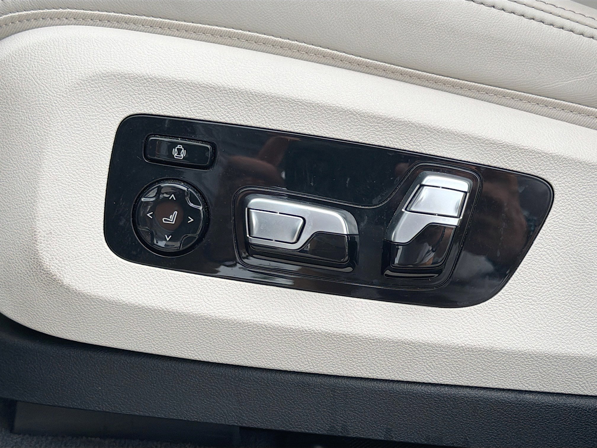 Used 2024 BMW X5 sDrive40i w/ M Sport Package image 25