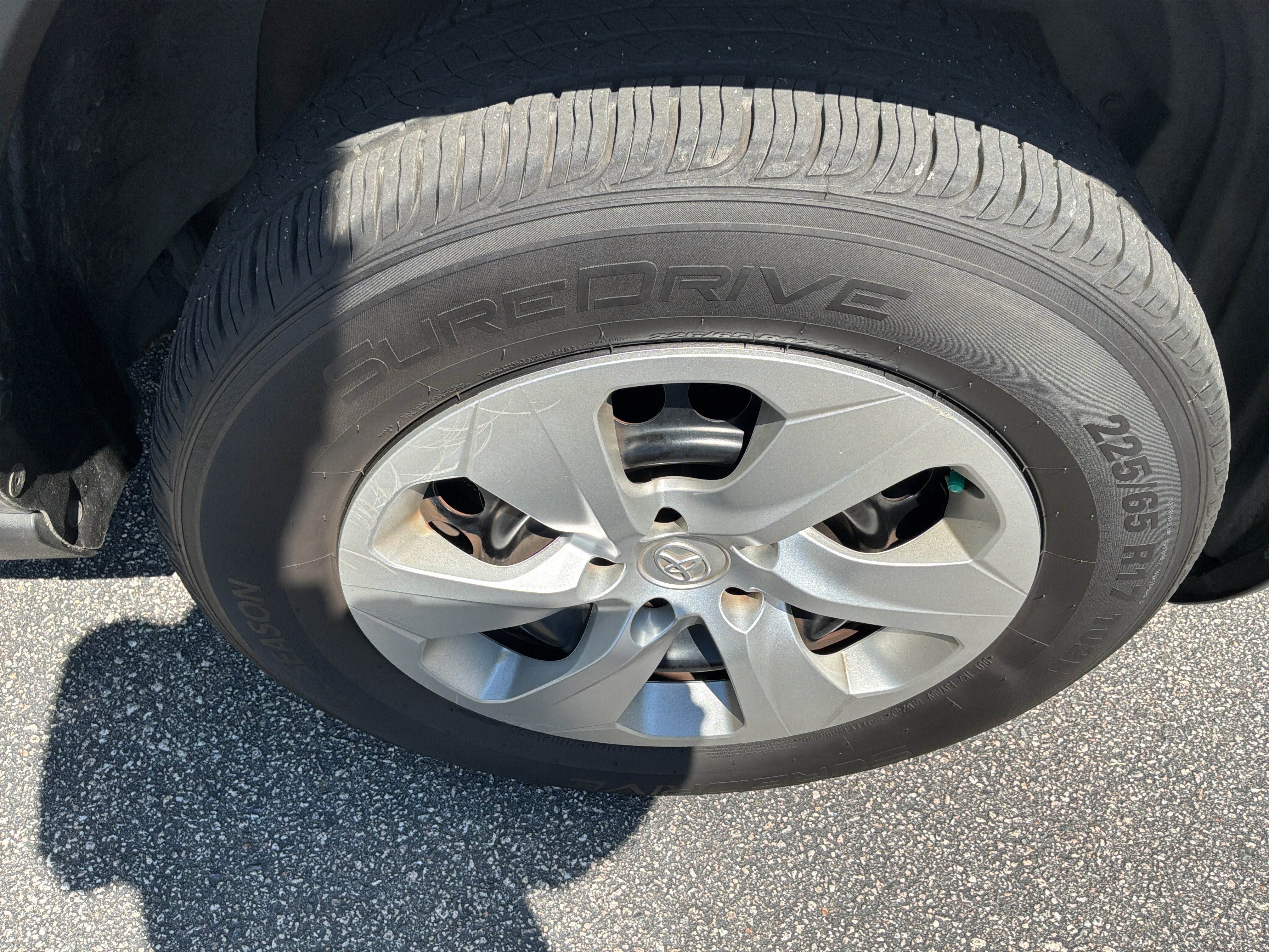 Used 2019 Toyota RAV4 LE FWD image 10