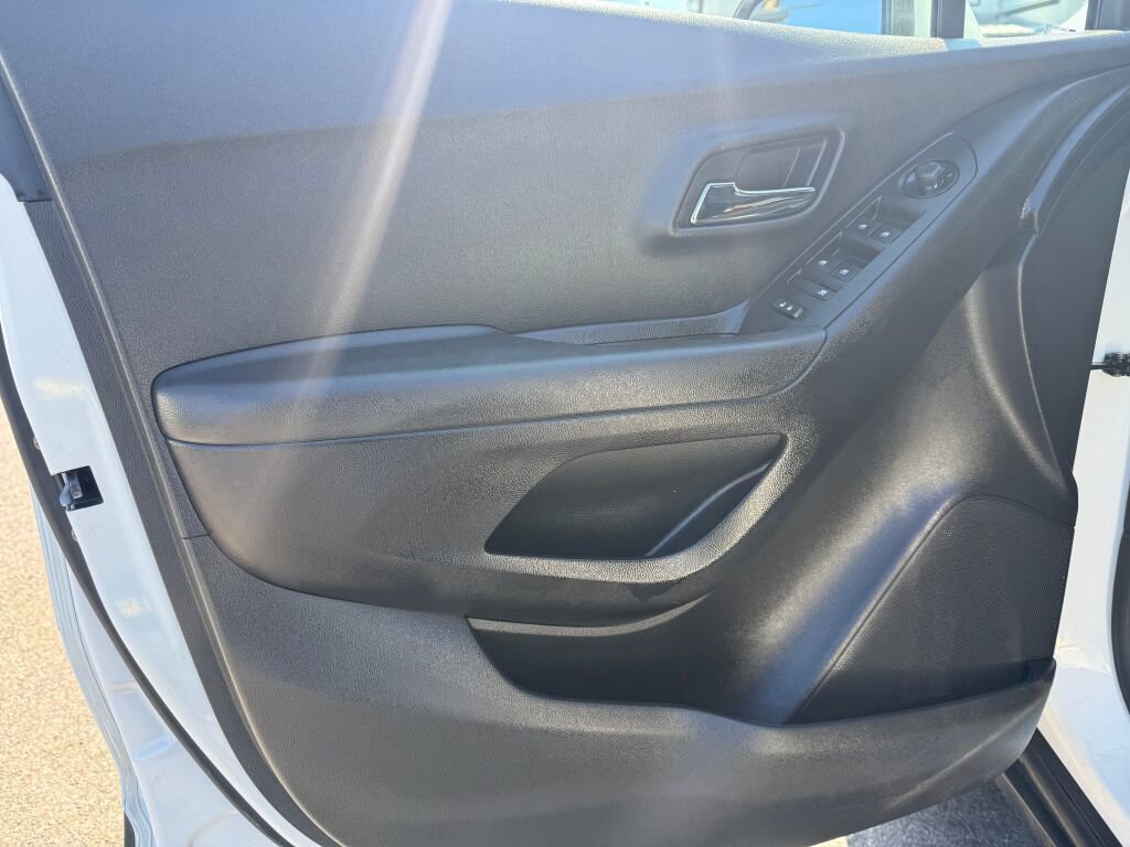 Used 2018 Chevrolet Trax LT w/ LT Convenience Package image 9