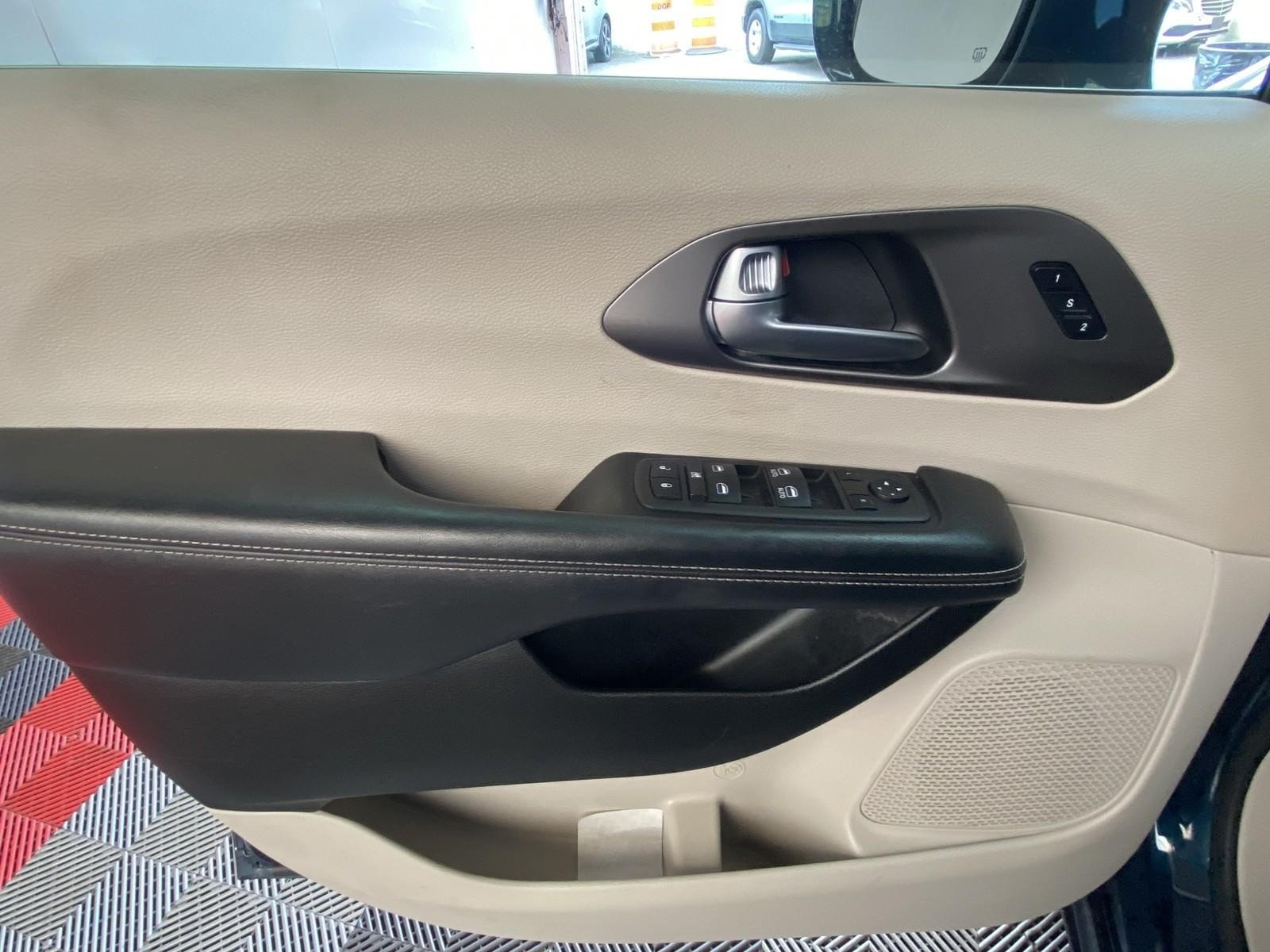 Used 2022 Chrysler Pacifica Touring-L FWD image 16