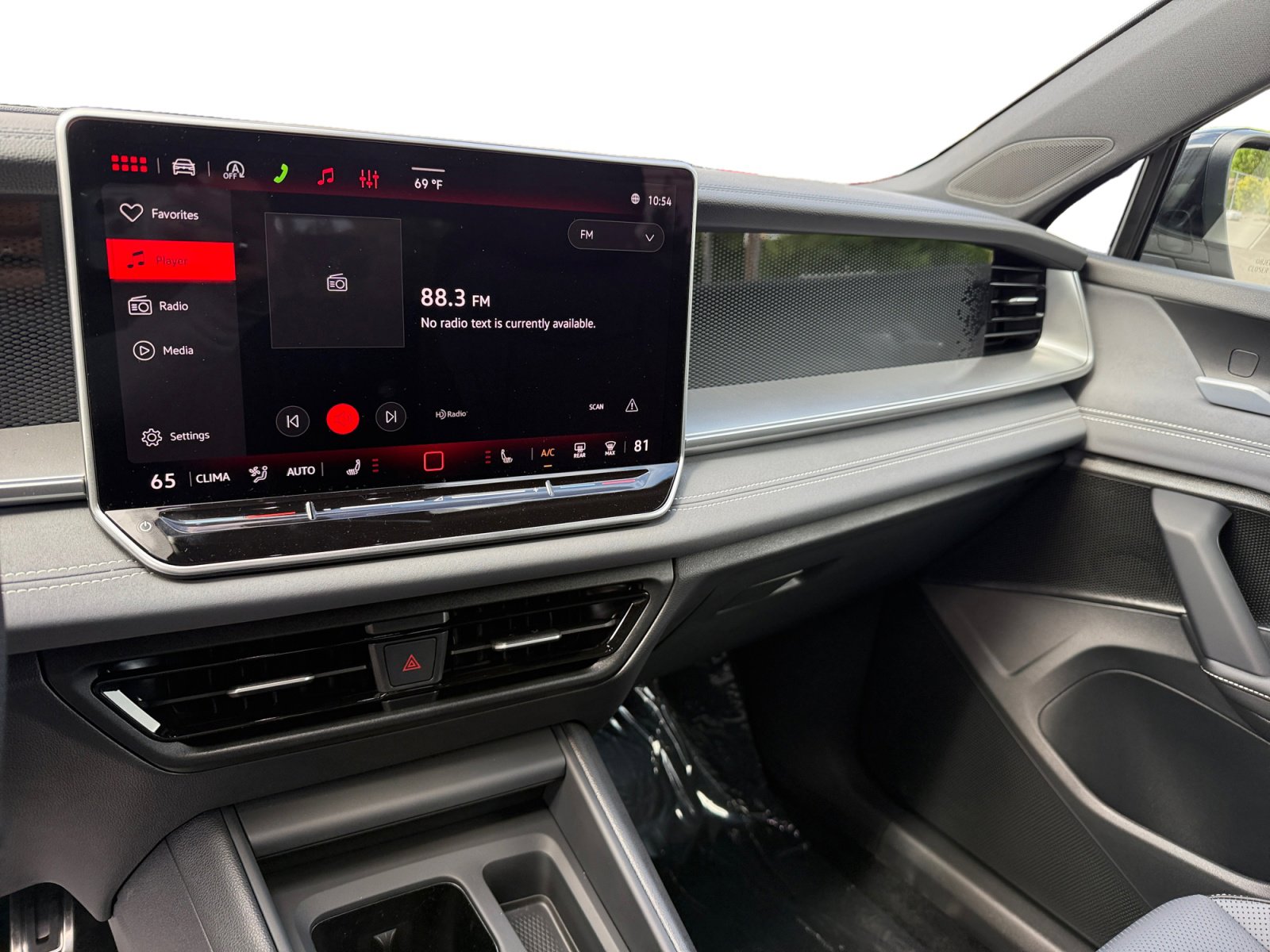 New 2026 Volkswagen Tiguan SE R-Line AWD/4WD image 12