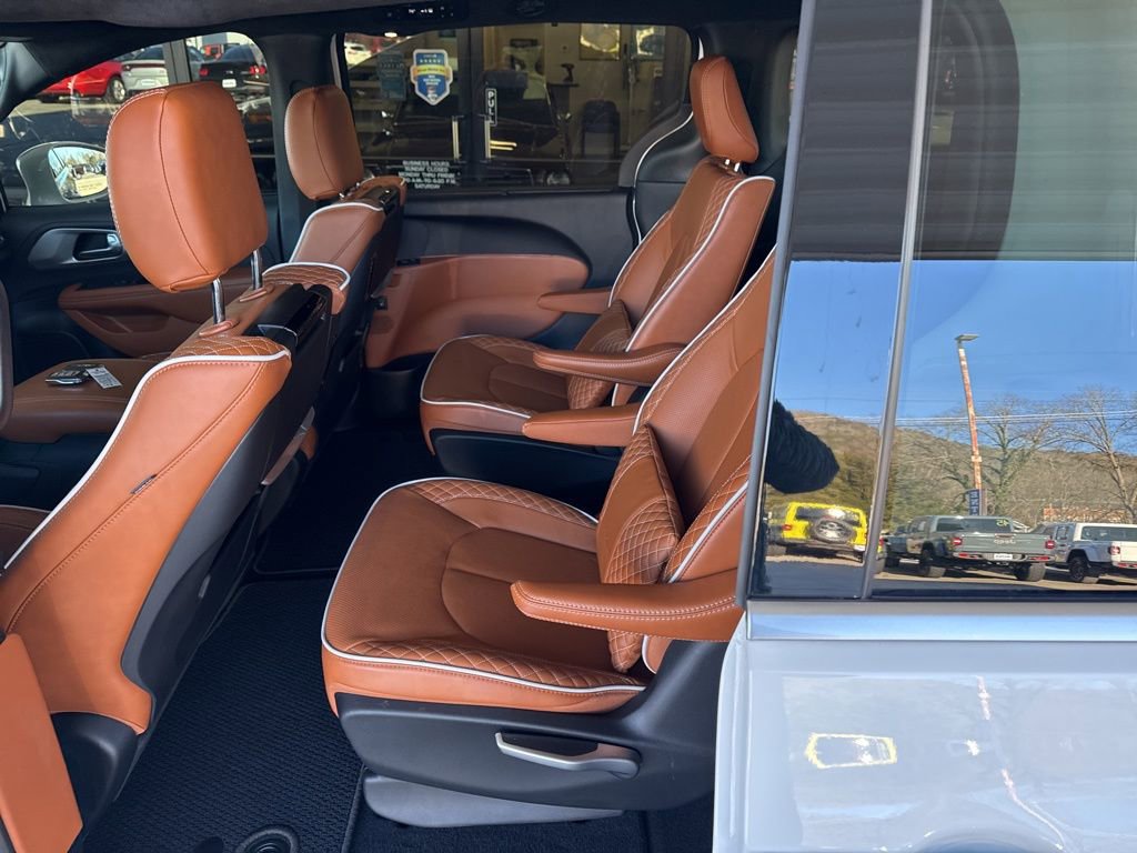 Used 2024 Chrysler Pacifica Pinnacle w/ Trailer Tow Group image 27