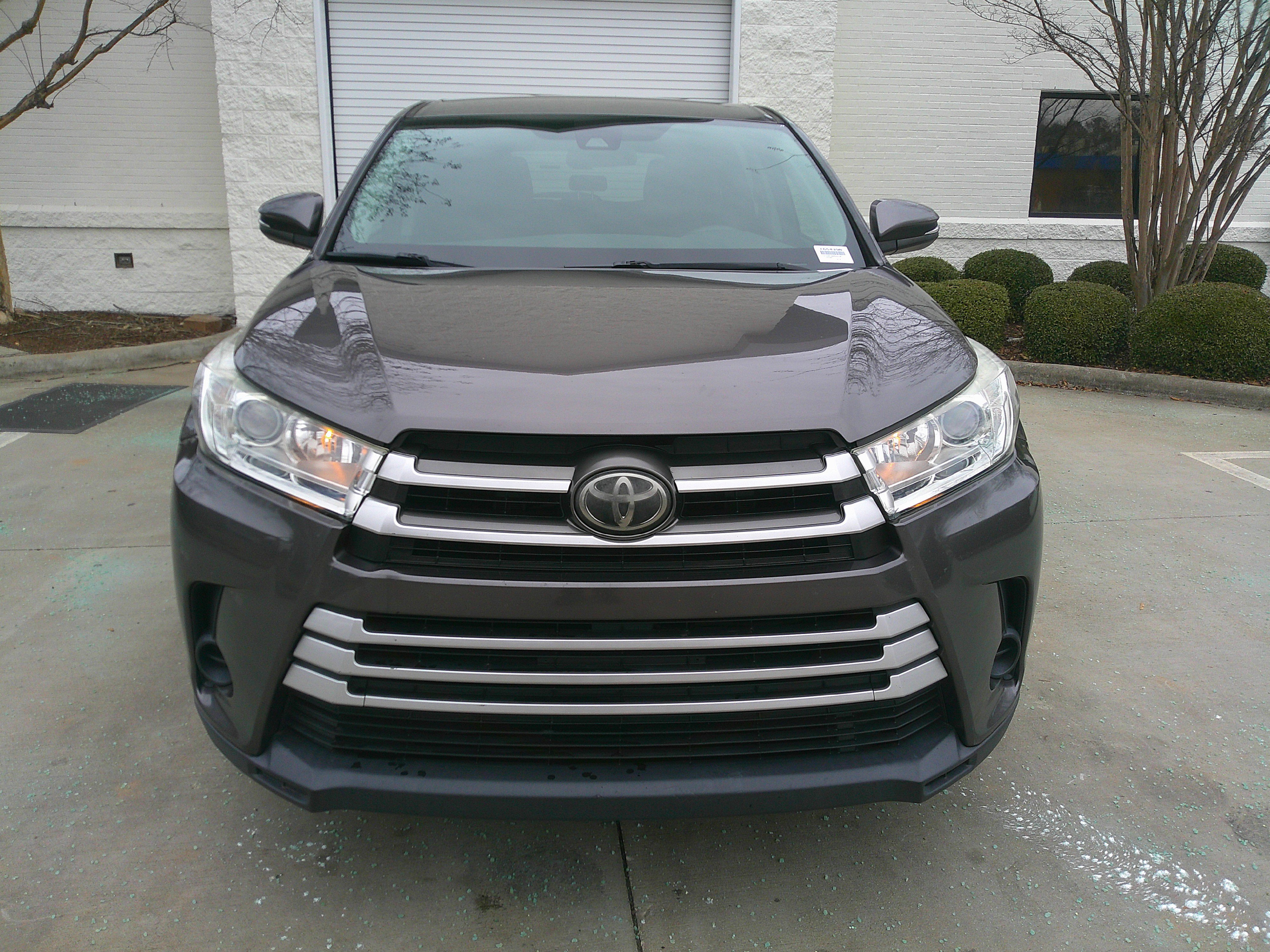 Used 2017 Toyota Highlander LE image 3