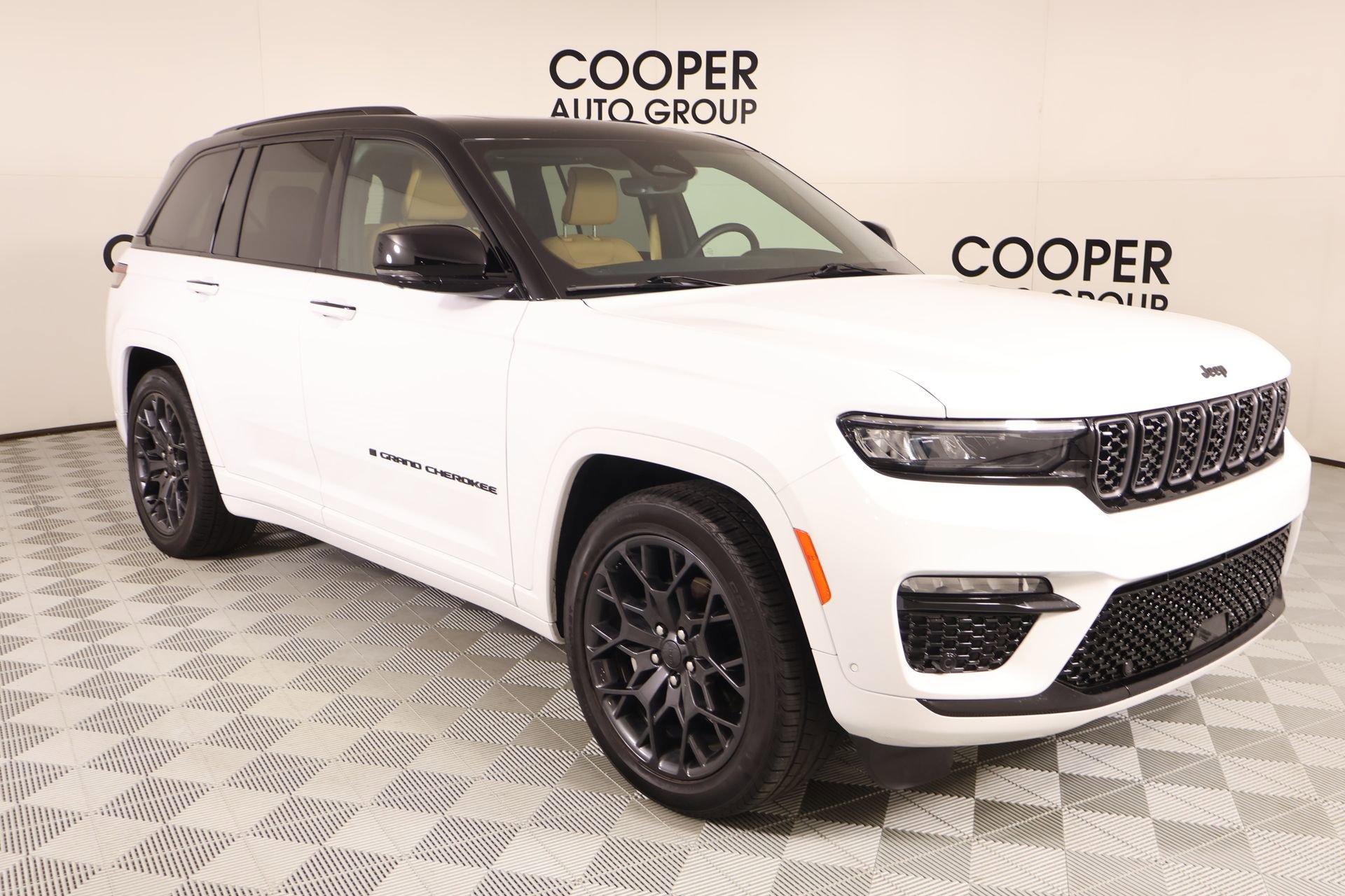 Used 2025 Jeep Grand Cherokee Summit AWD/4WD image 1