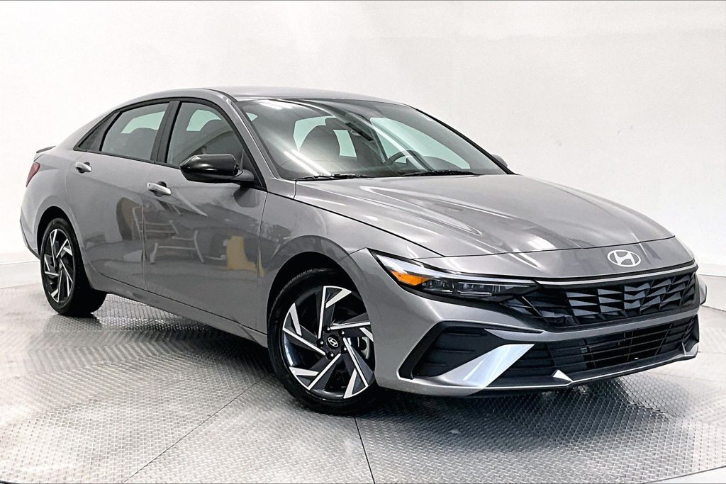 Certified 2025 Hyundai Elantra Sport FWD image 11