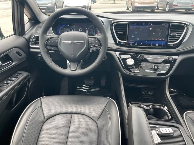 Used 2025 Chrysler Pacifica Limited FWD image 4