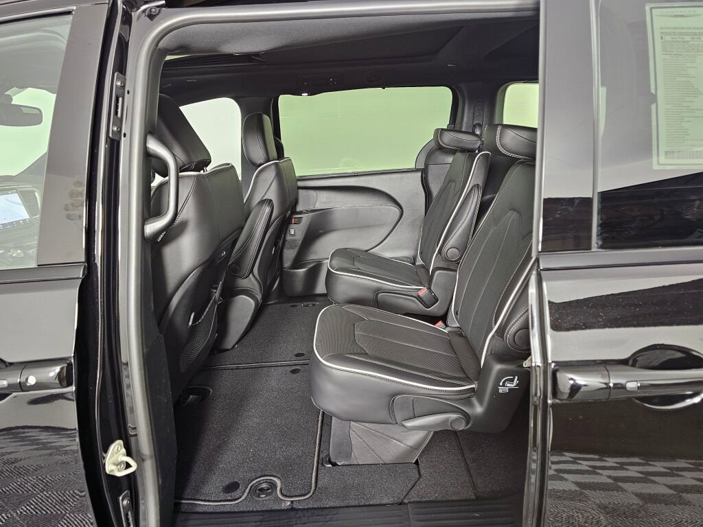 New 2026 Chrysler Pacifica Limited w/ S Appearance Package image 35