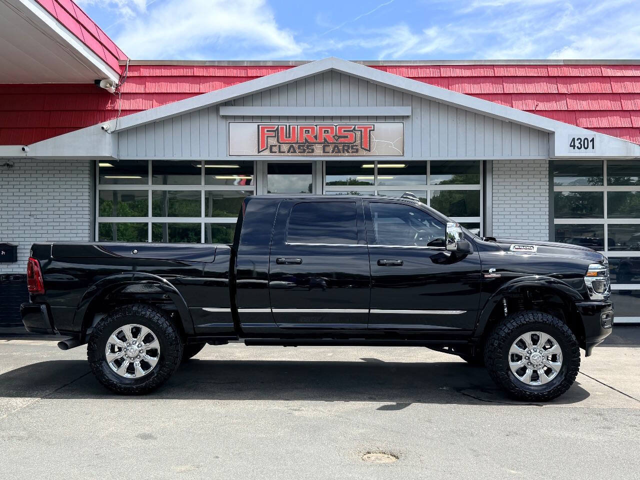 Used 2025 RAM 2500 Limited AWD/4WD image 2