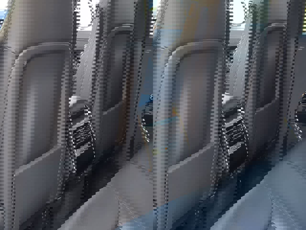 Used 2025 Land Rover Range Rover Sport SE image 18