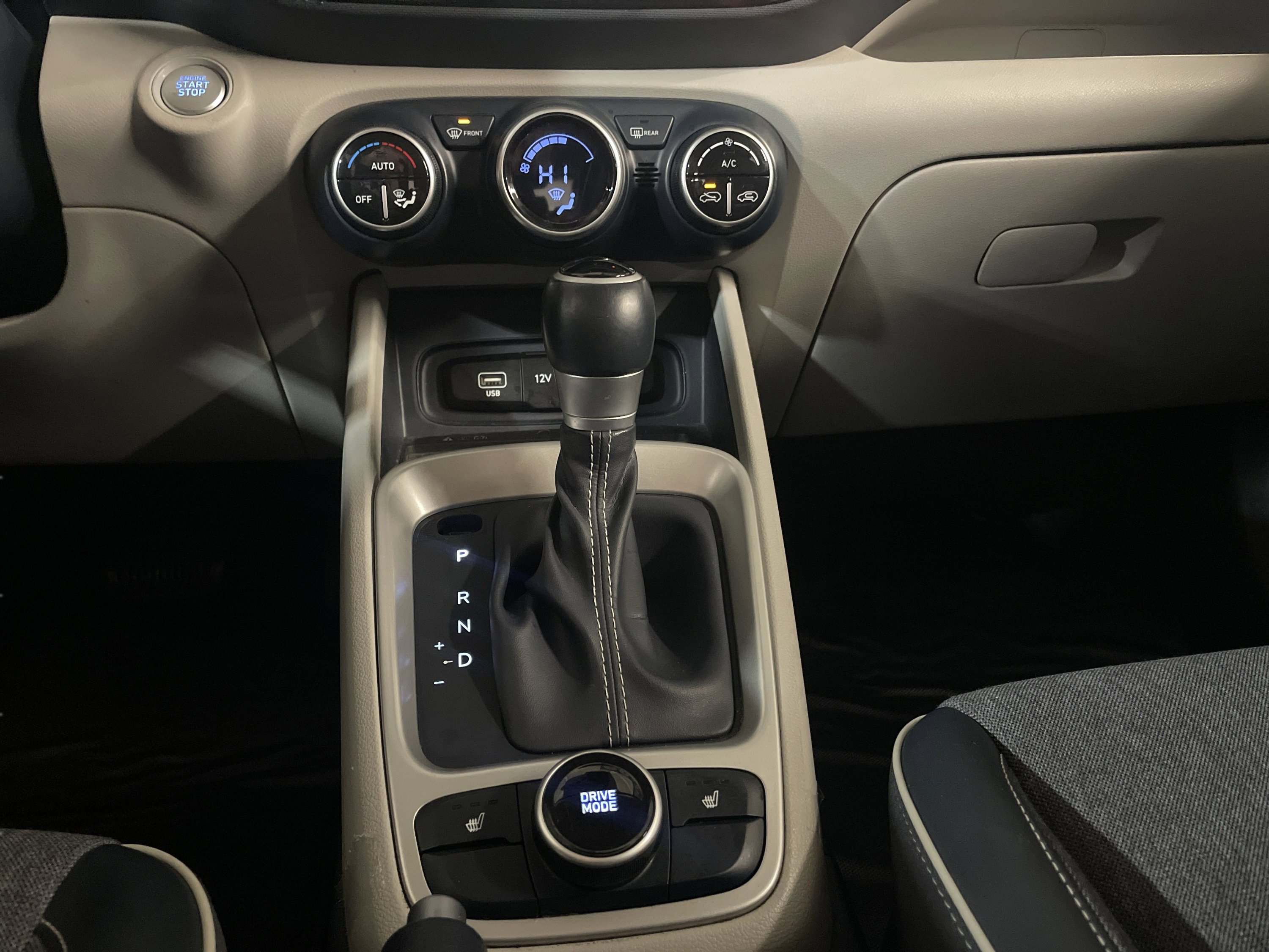 Used 2023 Hyundai Venue Limited image 19