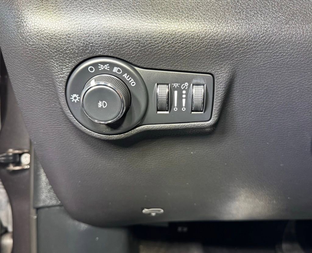 Used 2023 Jeep Compass Limited image 23