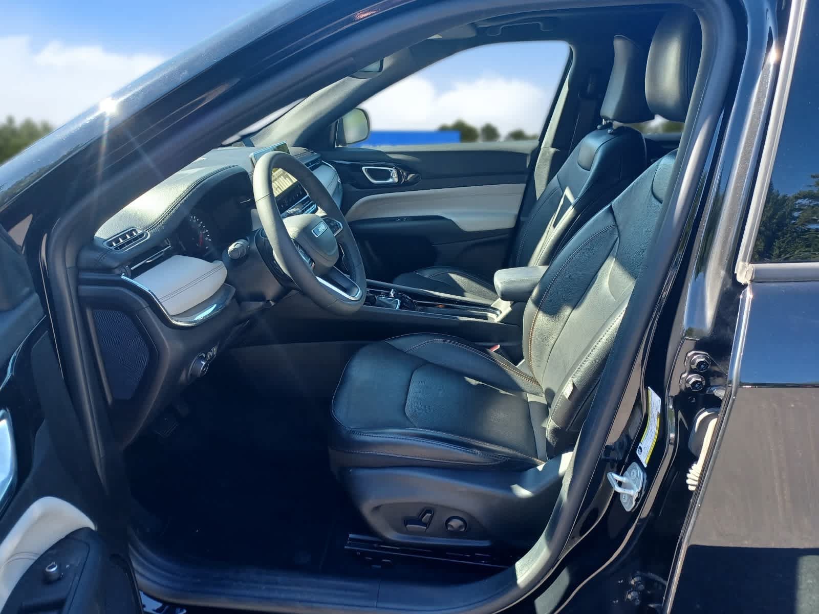 Used 2023 Jeep Compass Limited w/ Sun and Sound Group AWD/4WD image 7