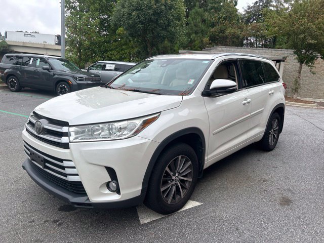 Used 2017 Toyota Highlander XLE AWD/4WD image 3