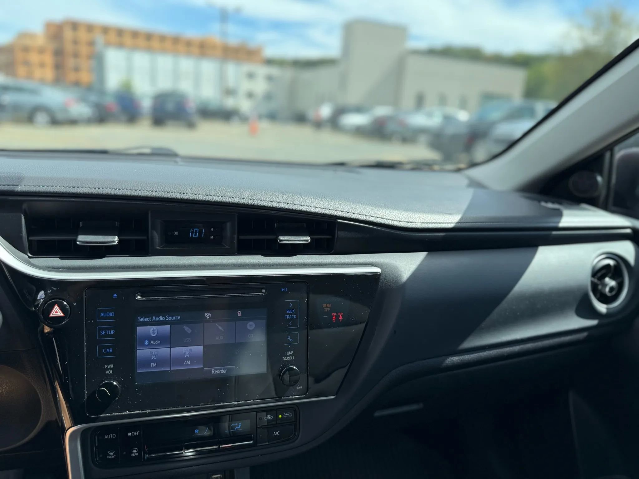 Used 2018 Toyota Corolla LE image 31