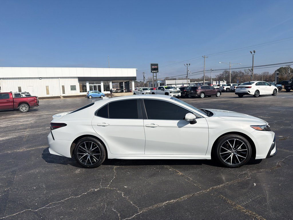 Used 2023 Toyota Camry SE image 4
