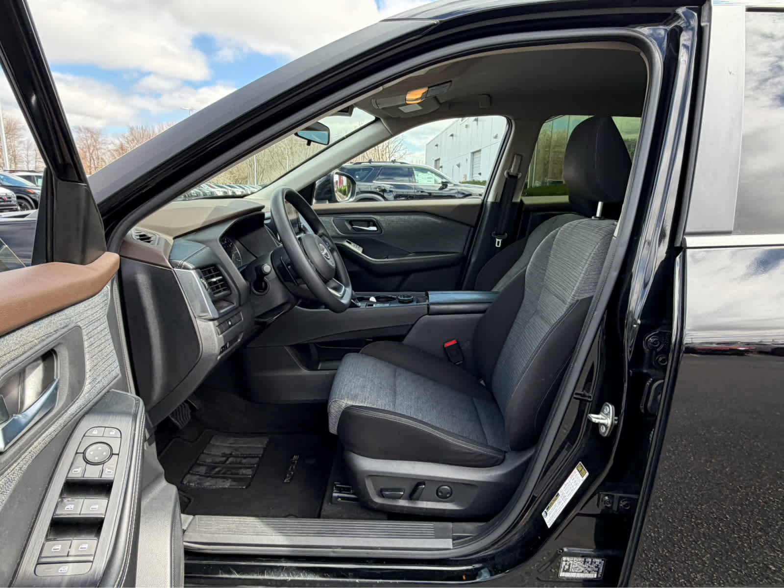 Used 2023 Nissan Rogue SV image 13