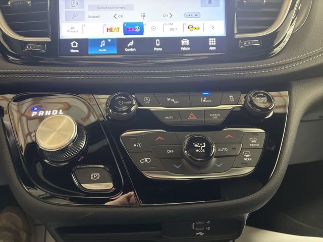 New 2026 Chrysler Pacifica Select w/ S Appearance Package image 19