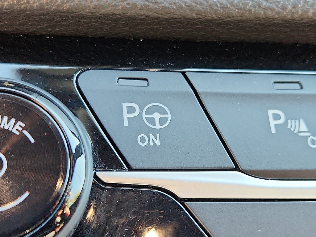 Used 2024 Chrysler Pacifica Premium FWD image 26
