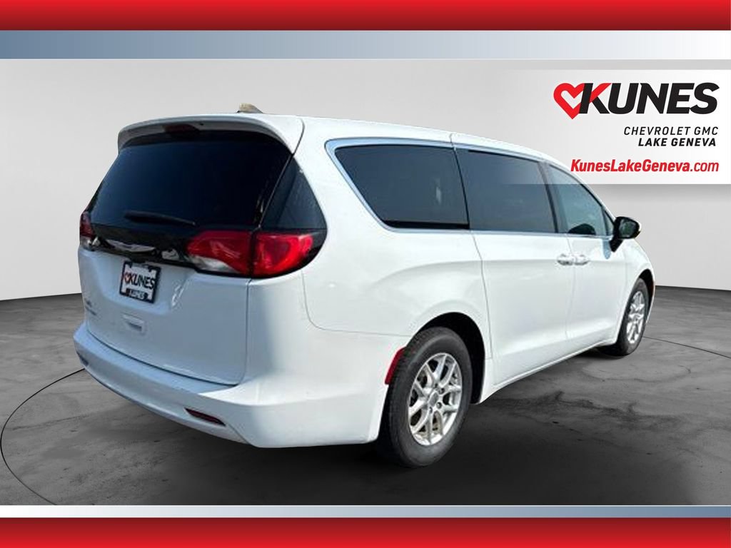 Used 2023 Chrysler Voyager LX FWD image 5