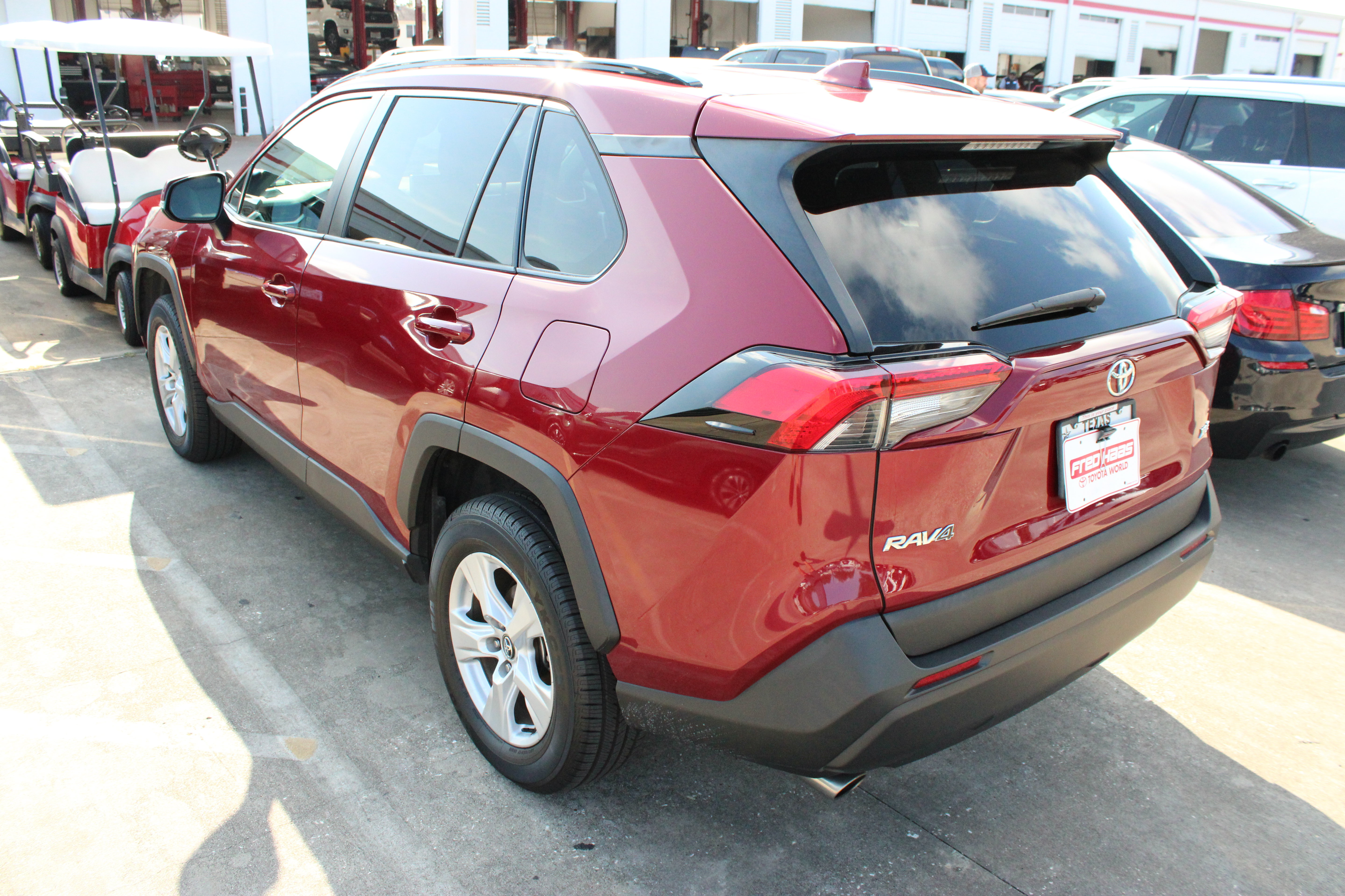 Used 2020 Toyota RAV4 XLE w/ Convenience Package FWD image 6