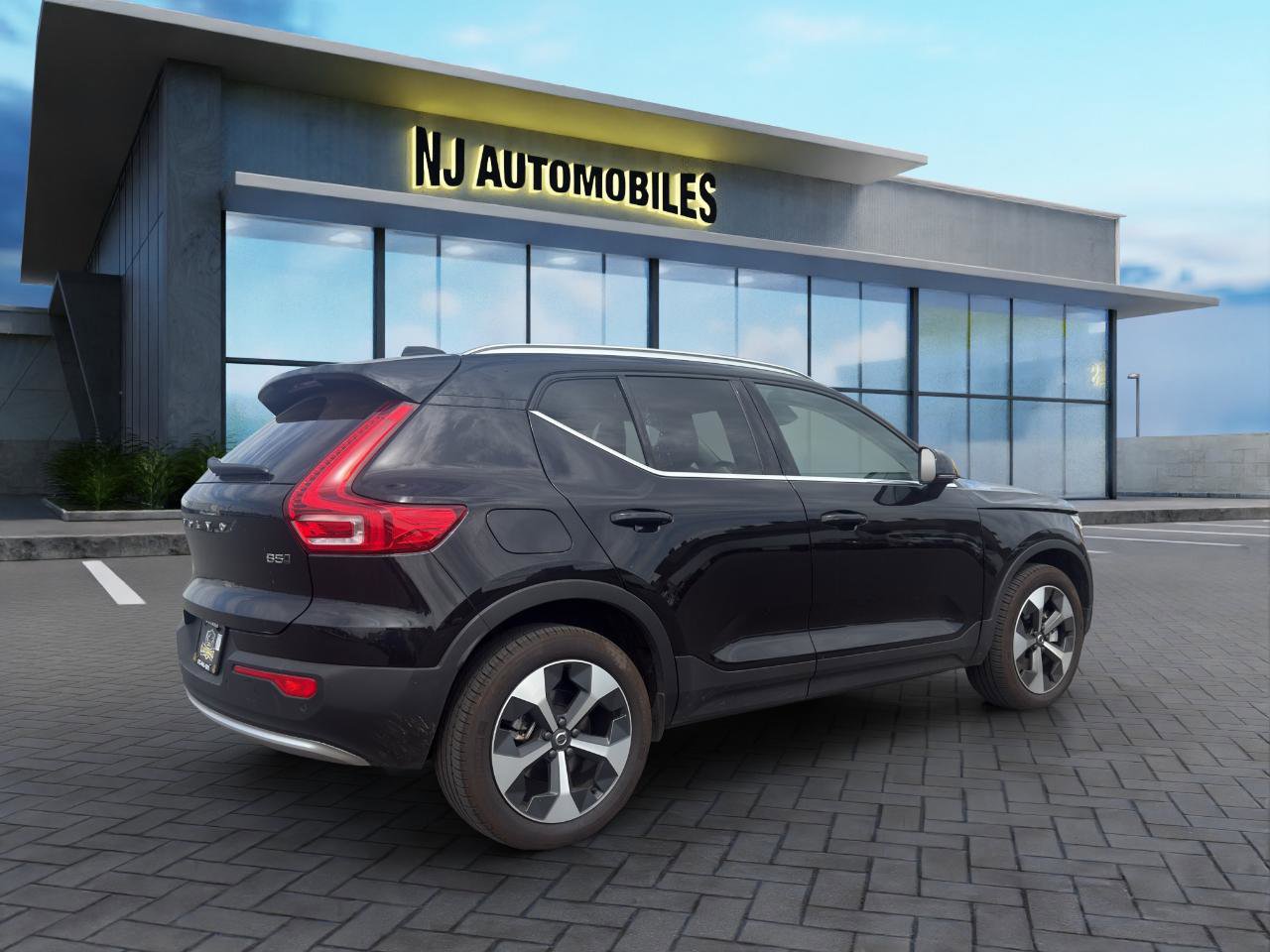 Used 2025 Volvo XC40 B5 Plus image 7