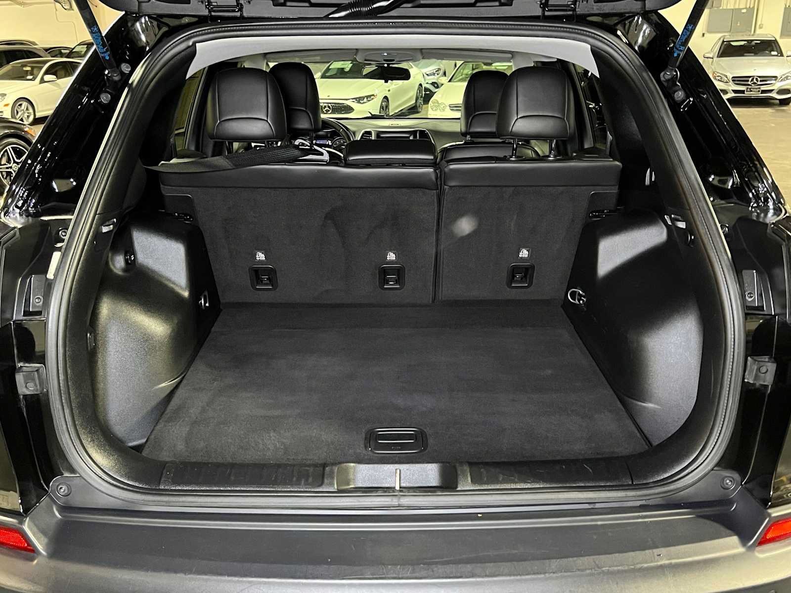 Used 2019 Jeep Cherokee Latitude Plus w/ Cold Weather Group AWD/4WD image 16
