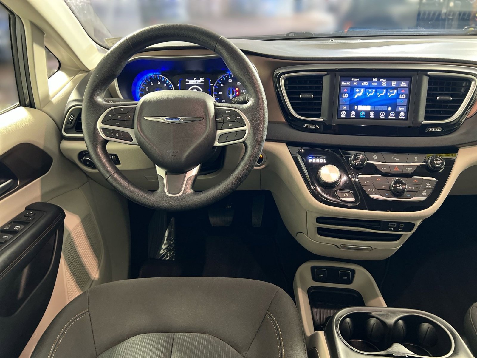 Used 2019 Chrysler Pacifica Touring Plus w/ Tire & Wheel Group FWD image 24