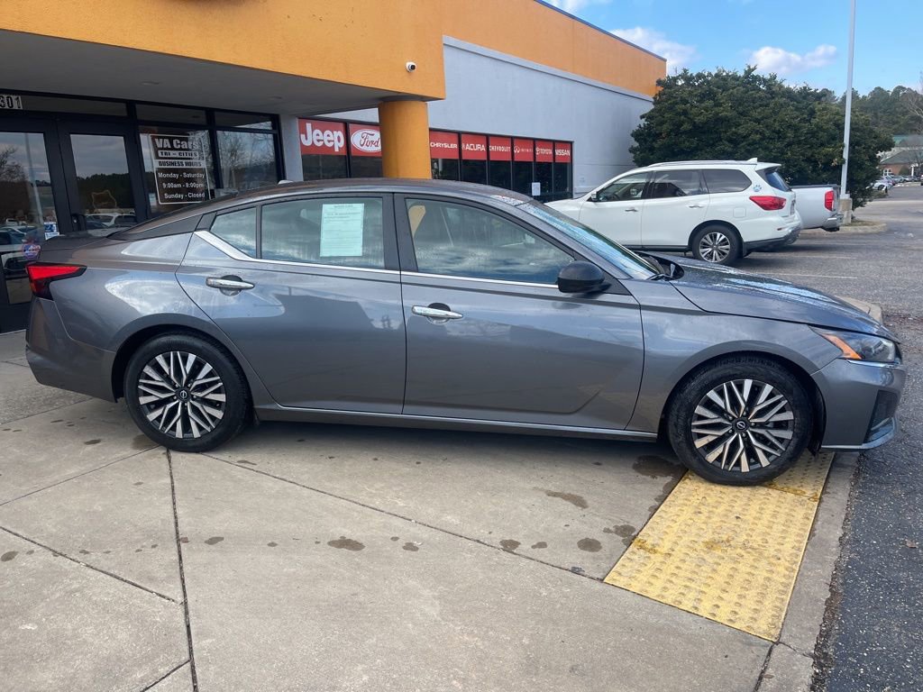 Used 2024 Nissan Altima 2.5 SV image 3