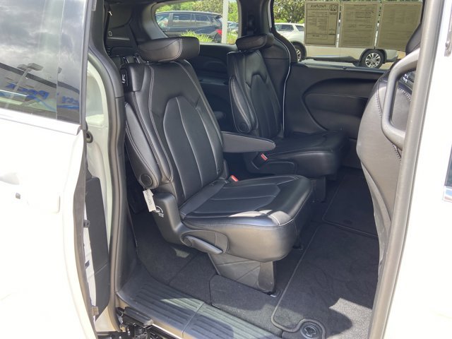 Used 2025 Chrysler Pacifica Select FWD image 14