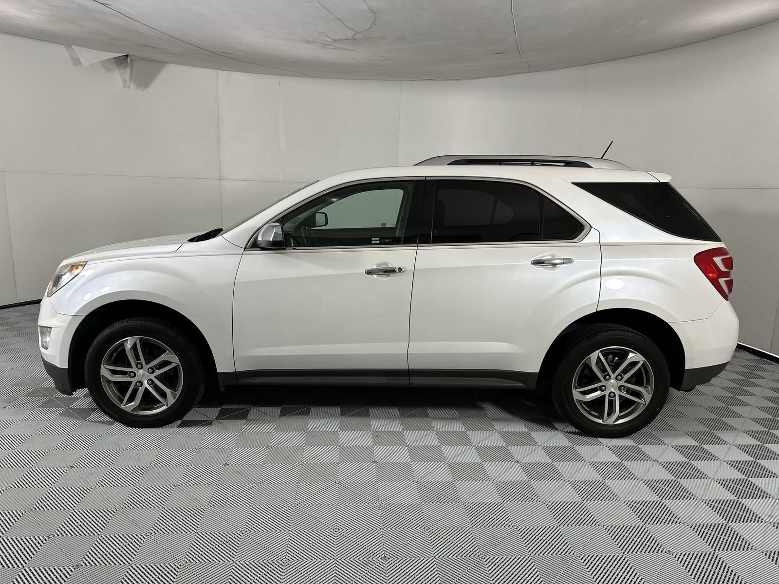 Used 2017 Chevrolet Equinox Premier w/ Enhanced Convenience Package FWD image 5