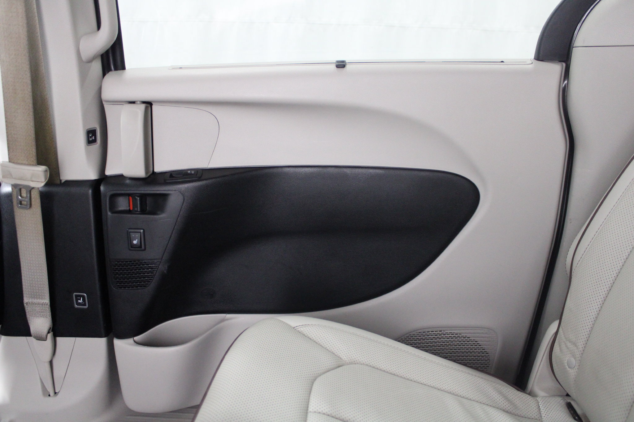 Used 2019 Chrysler Pacifica Limited FWD image 16