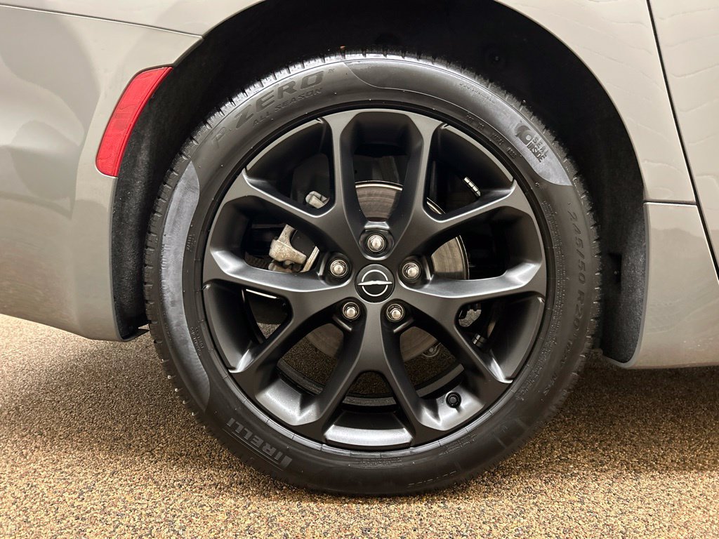 Used 2025 Chrysler Pacifica Limited FWD image 29