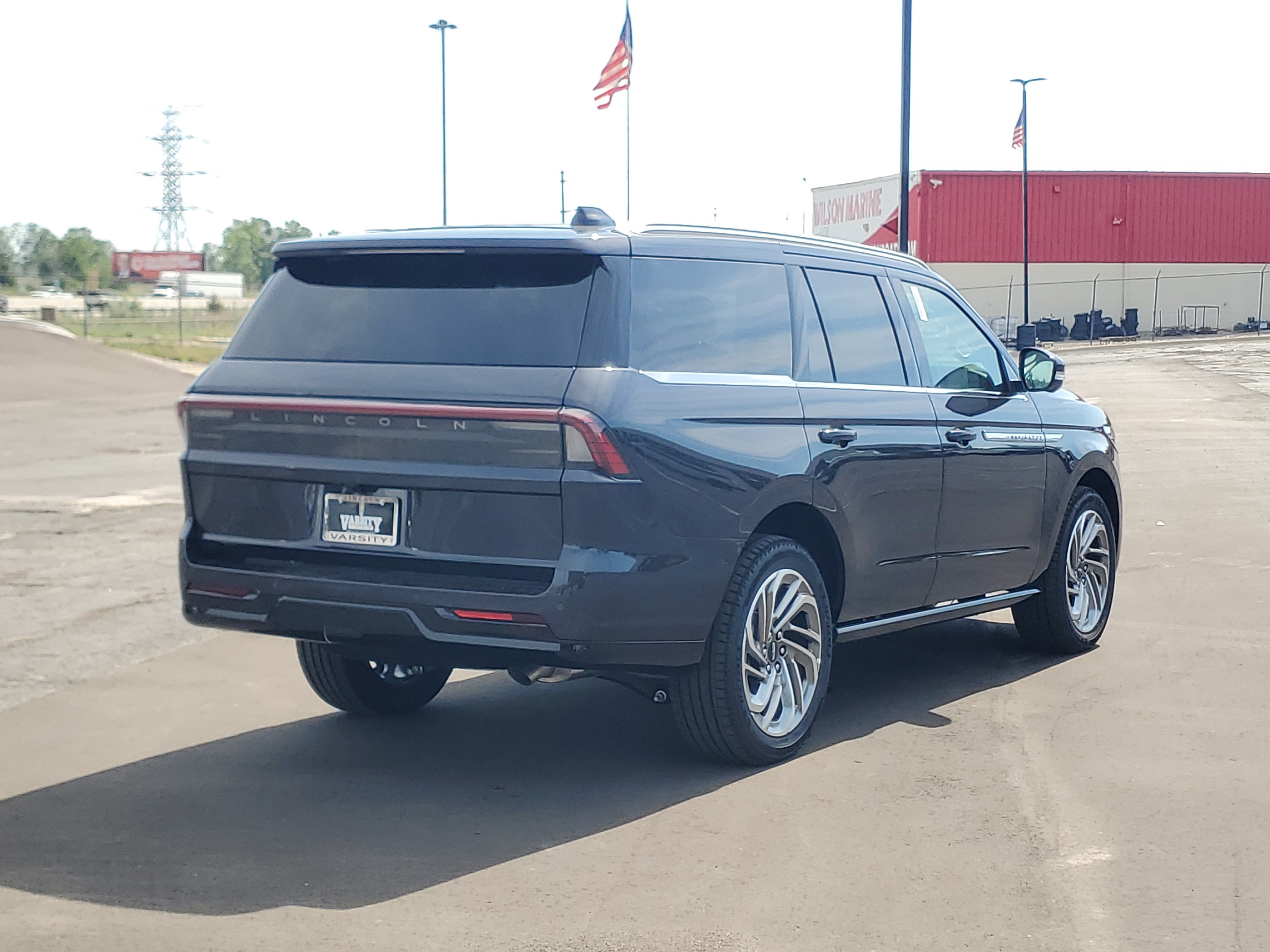New 2027 Lincoln Navigator Reserve AWD/4WD image 4