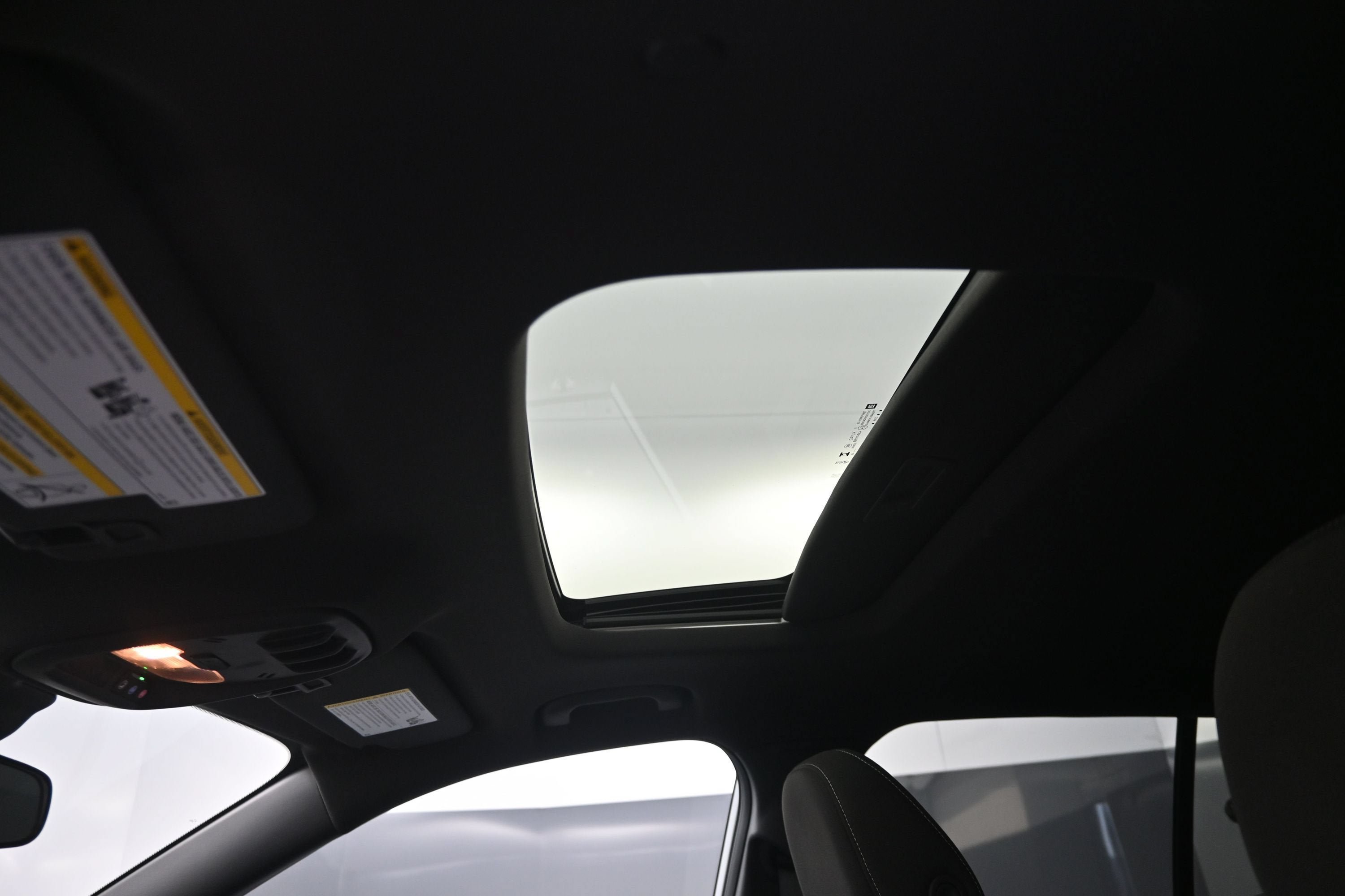 Used 2025 Chevrolet Trax RS w/ Sunroof Package FWD image 25