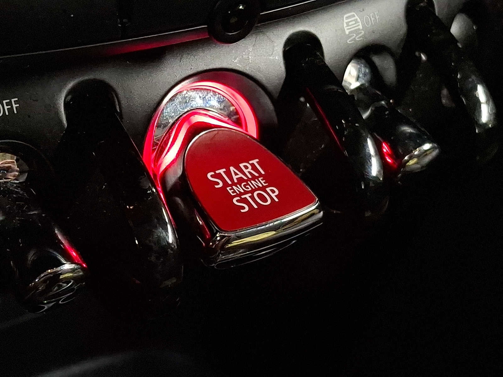 Used 2023 MINI Cooper 4-Door Hardtop w/ Multitone Edition image 19